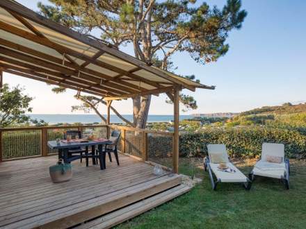 Location d'hébergement avec vue mer sur un emplacement du camping Saint Pabu Plage à Erquy.