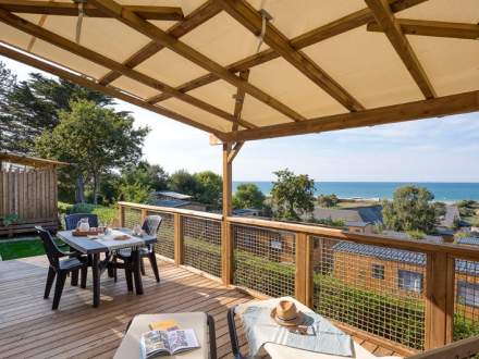 Vue mer à partir d'une terrasse d'un mobilhome en location au camping Saint Pabu Plage à Erquy dans les Côtes d'Armor.